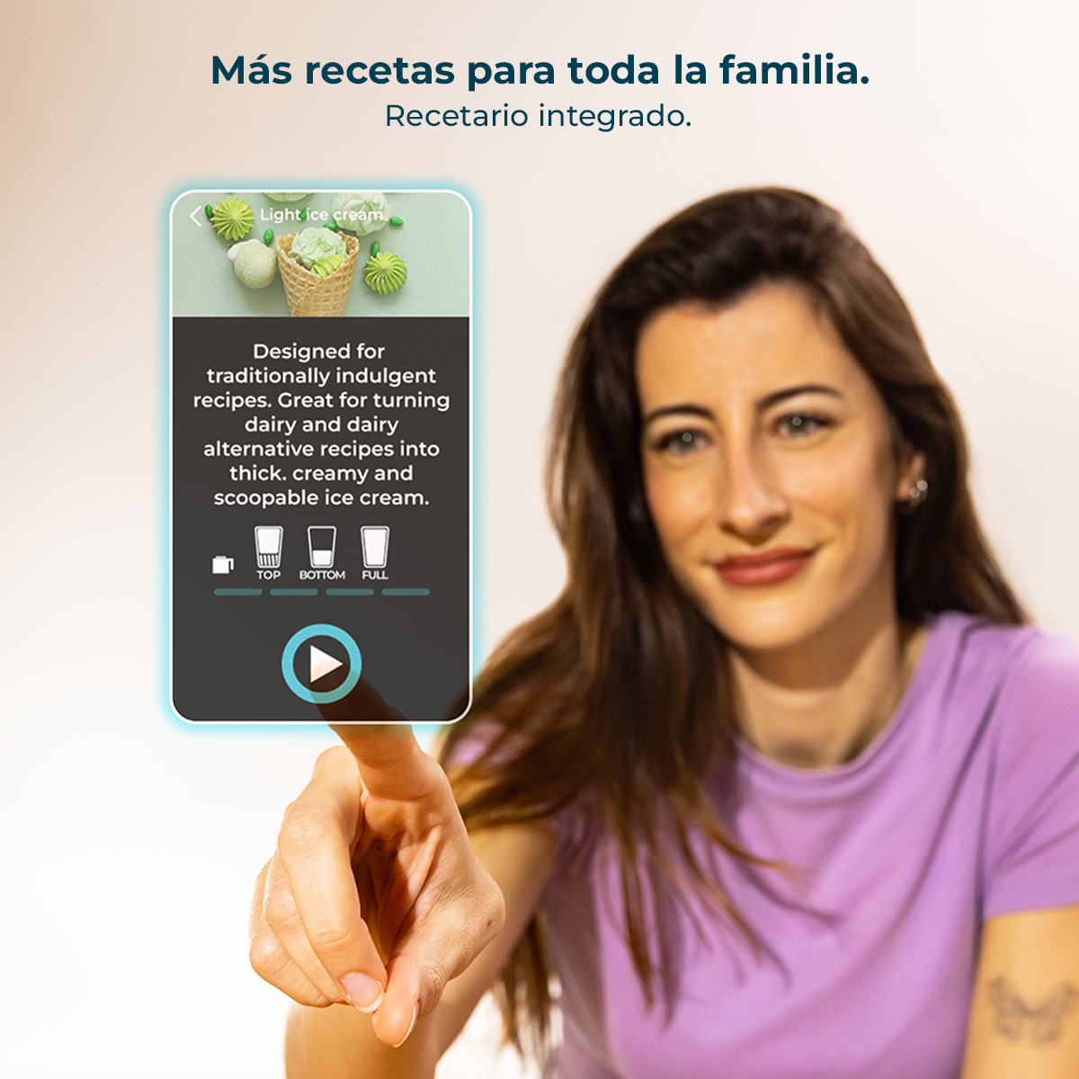 Una mujer señala una pantalla digital con una interfaz de recetas de helado.