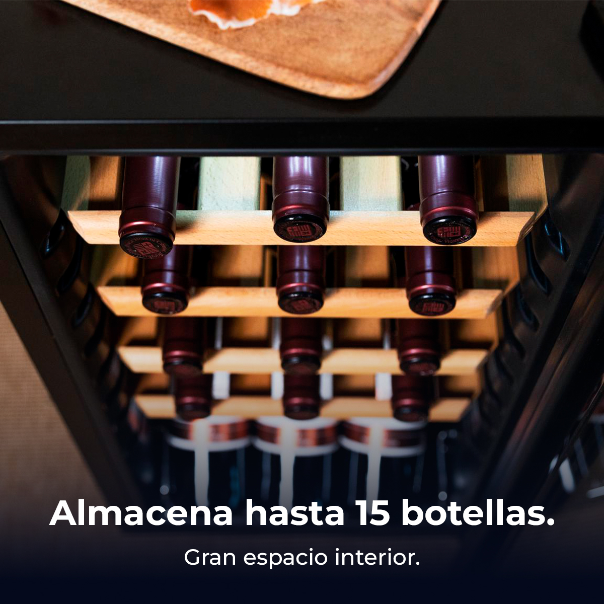 Una vinoteca llena de botellas de vino en estantes de madera, con texto.