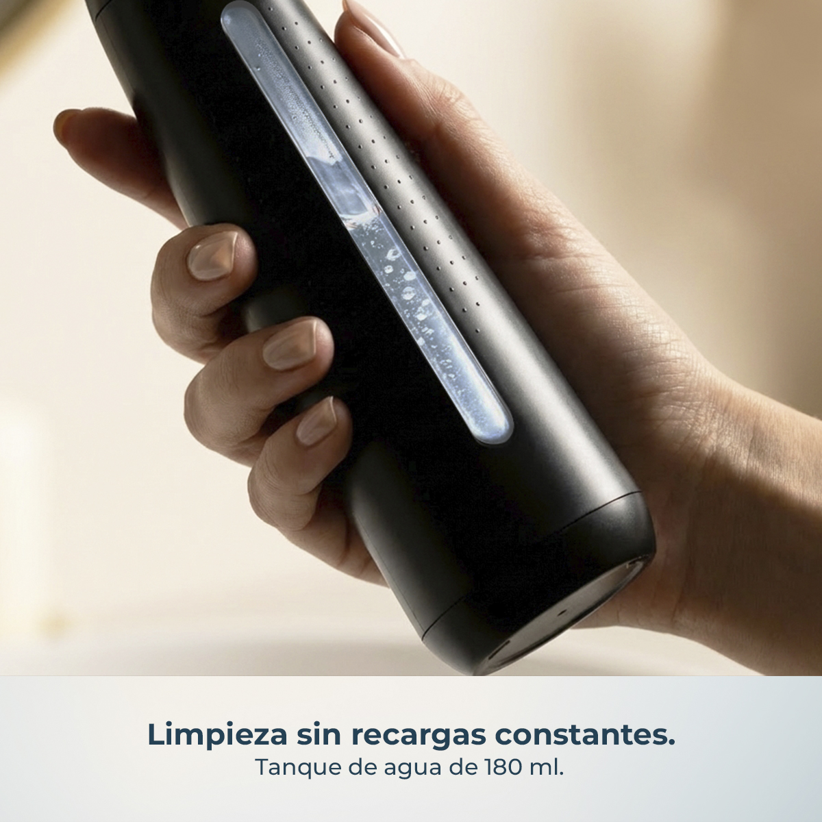 Una mano sostiene una botella negra con un indicador de nivel de agua.
