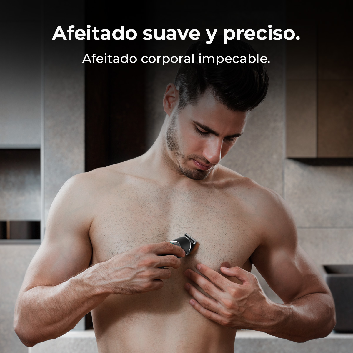 Un hombre sin camisa se afeita el pecho con una recortadora pequeña frente a un espejo.