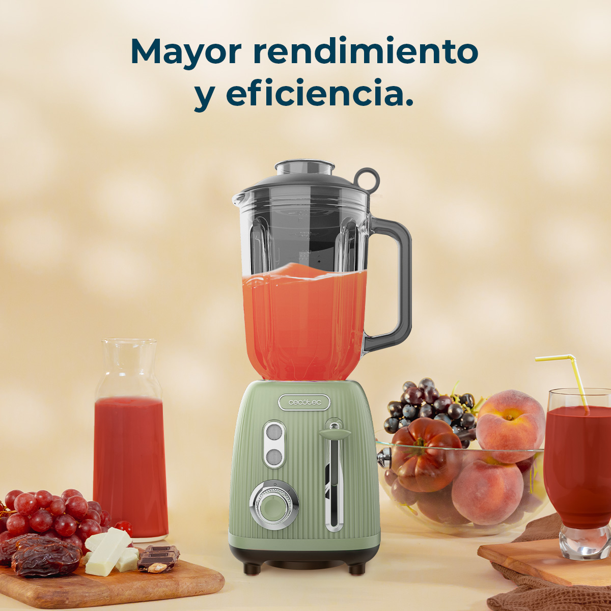 Licuadora verde con batido rojo, rodeada de fruta, jarra de jugo y texto sobre rendimiento.