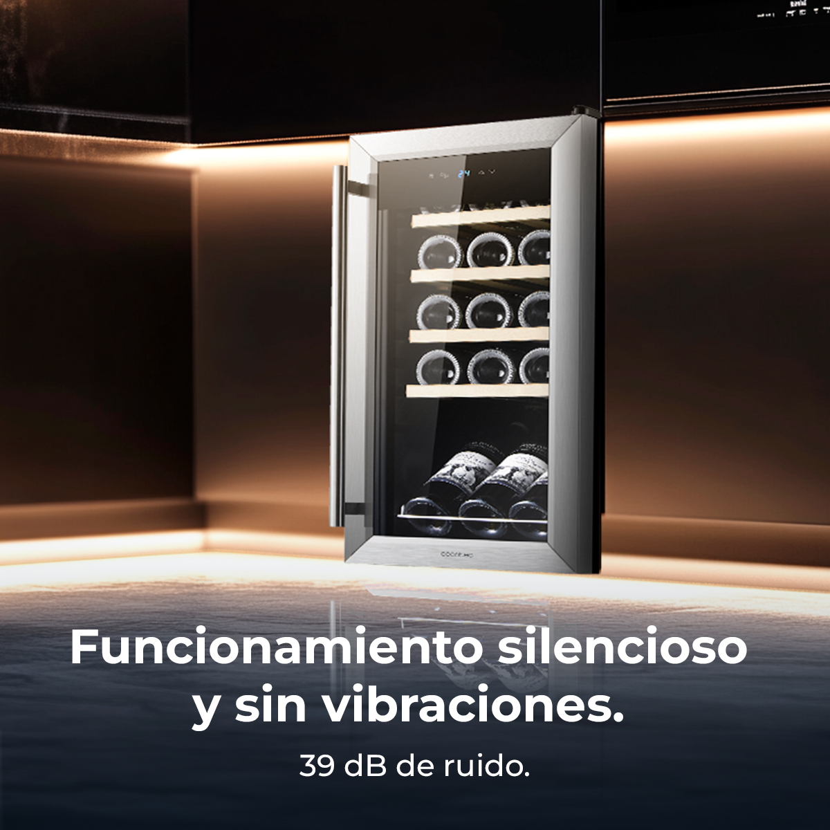 Una vinoteca de acero inoxidable con botellas dentro, en una cocina moderna con iluminación cálida.