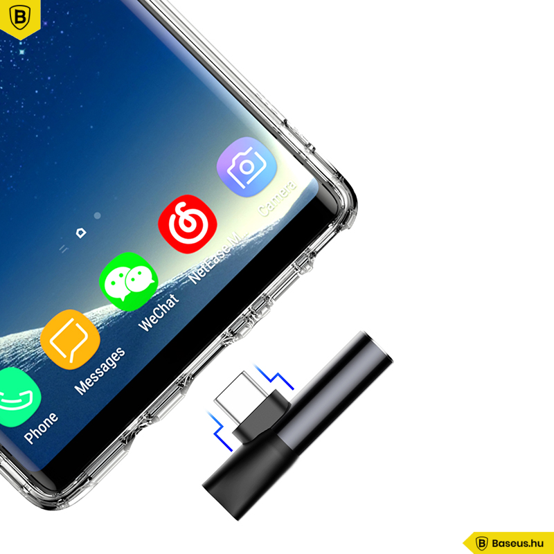 Okostelefon átlátszó tokban, fekete USB-C adapter mellett.