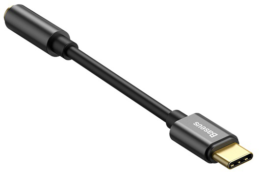 Fekete USB-C - 3,5 mm-es audio adapter kábel arany színű csatlakozókkal.