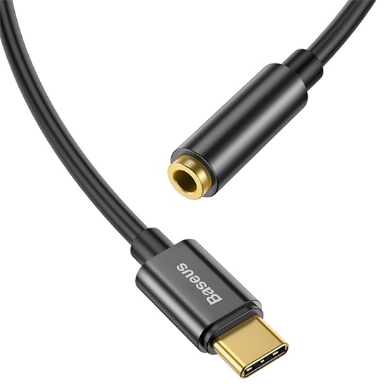 Egy fekete USB-C kábel arany csatlakozóval és egy 3,5 mm-es audio jack adapterrel a Baseus-tól.