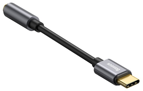 Egy szürke USB Type-C és 3,5 mm-es jack adapter kábel fehér háttérrel.