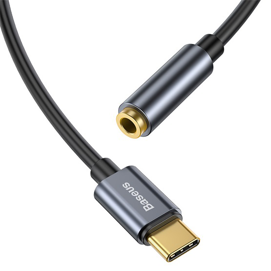 Szürke USB-C–3,5 mm-es audio jack adapter kábel aranyozott csatlakozókkal, fehér háttérrel.