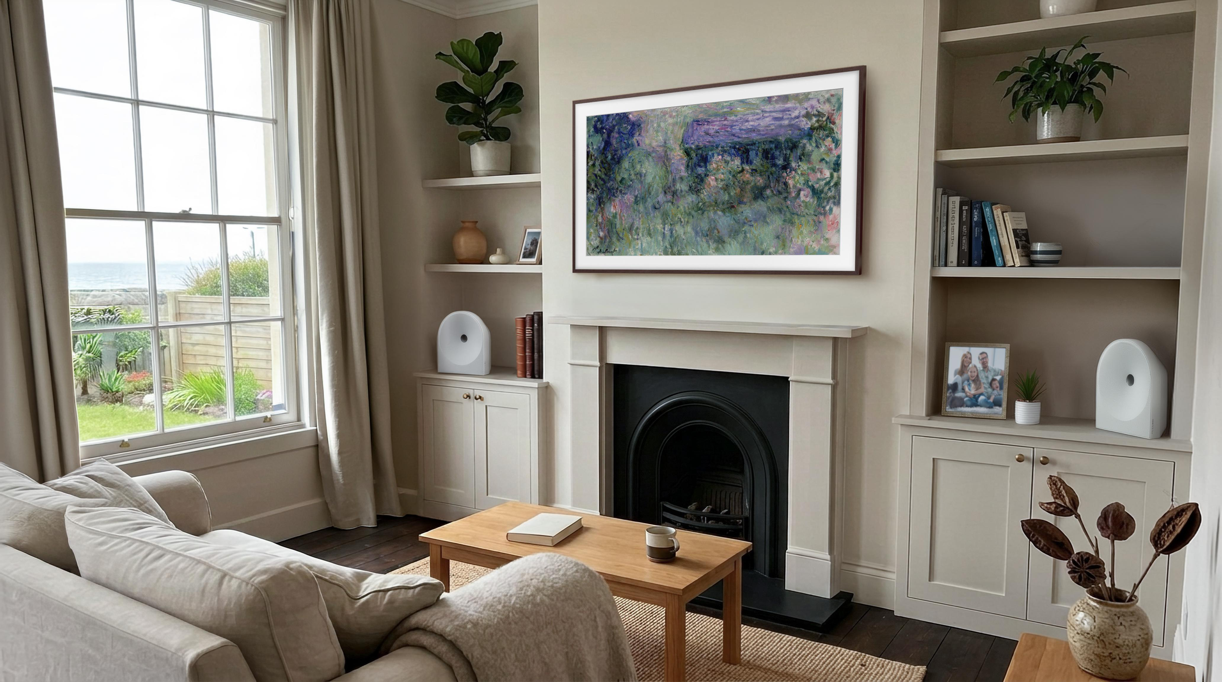 Gemütliches Wohnzimmer mit Kamin, Kunst-TV, weißen Regalen mit Pflanzen und einem beigen Sofa.