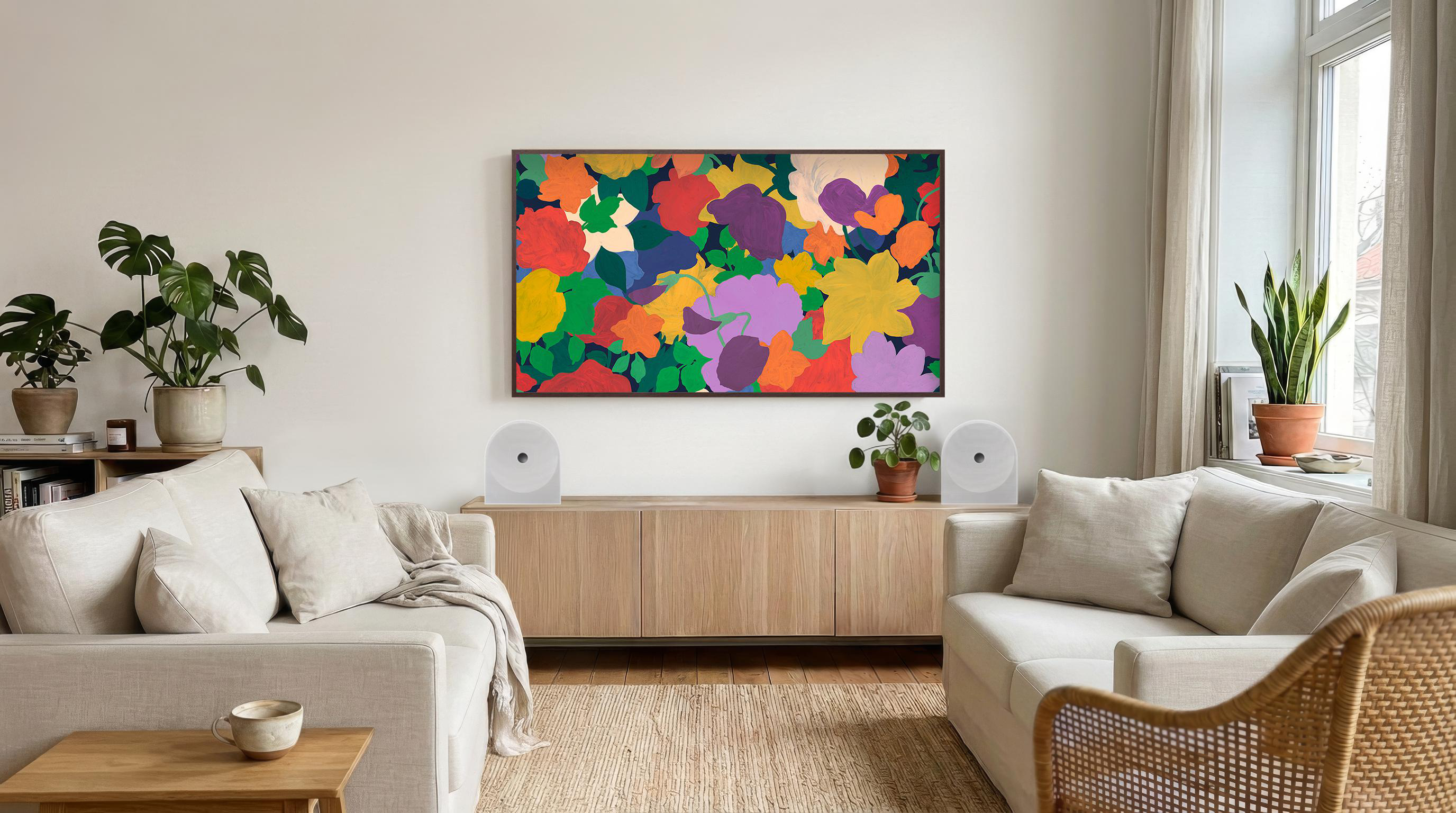 Wohnzimmer mit zwei hellen Sofas, Holzkombination, buntem Blumenbild an der Wand und Zimmerpflanzen.