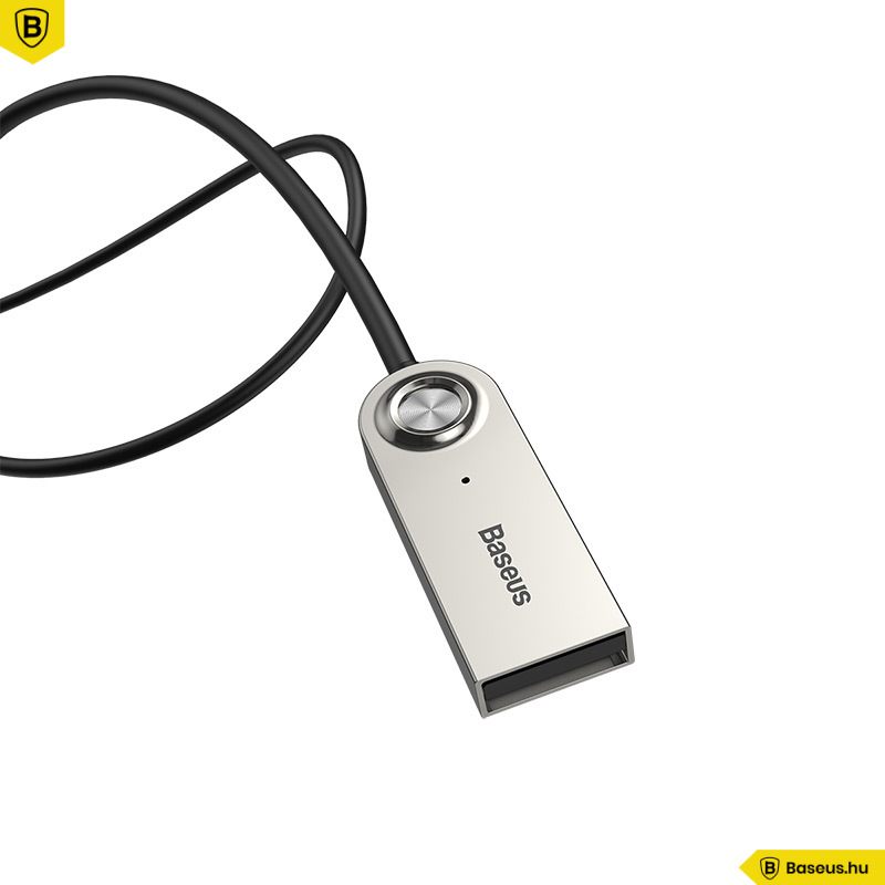 Egy ezüstszínű Baseus USB flash meghajtó fekete kábellel fehér háttér előtt.