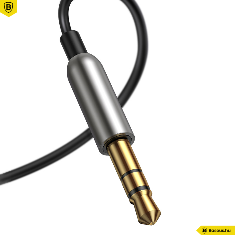 Aranyozott, 3,5 mm-es audio jack csatlakozó ezüst házzal és fekete kábellel fehér háttér előtt.