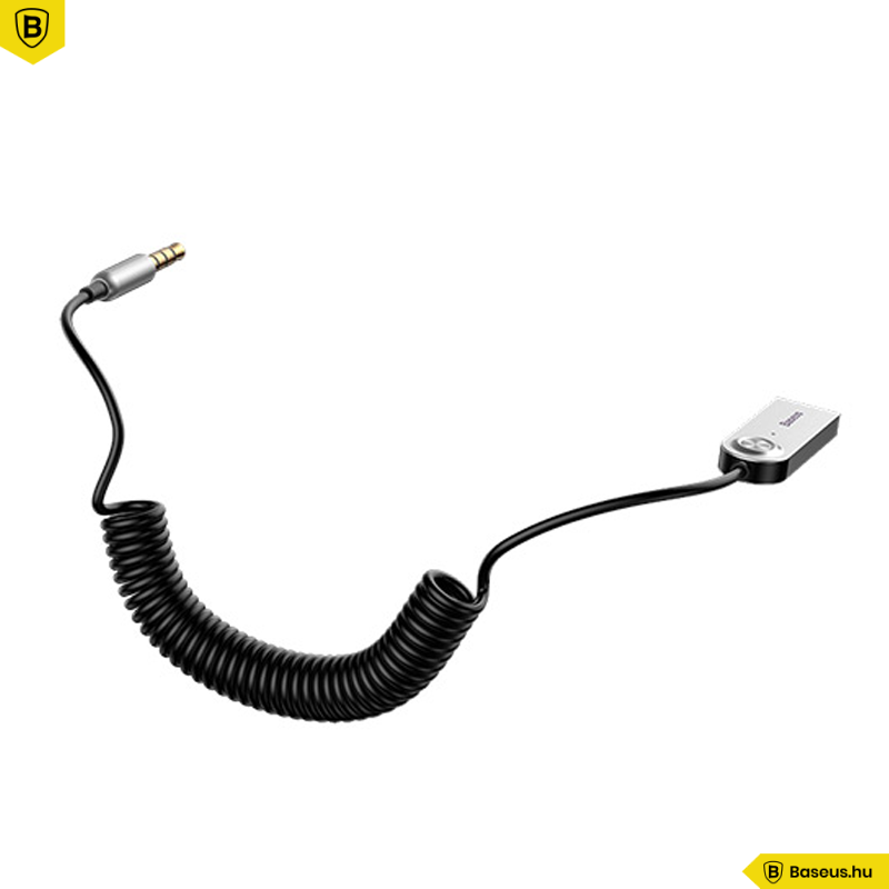 Egy fekete spirálkábel 3,5 mm-es jack csatlakozóval és egy kis adapterrel fehér alapon.