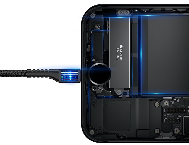 Fonott töltőkábel csatlakozik egy nyitott iPhone belsejéhez, kék fénnyel.