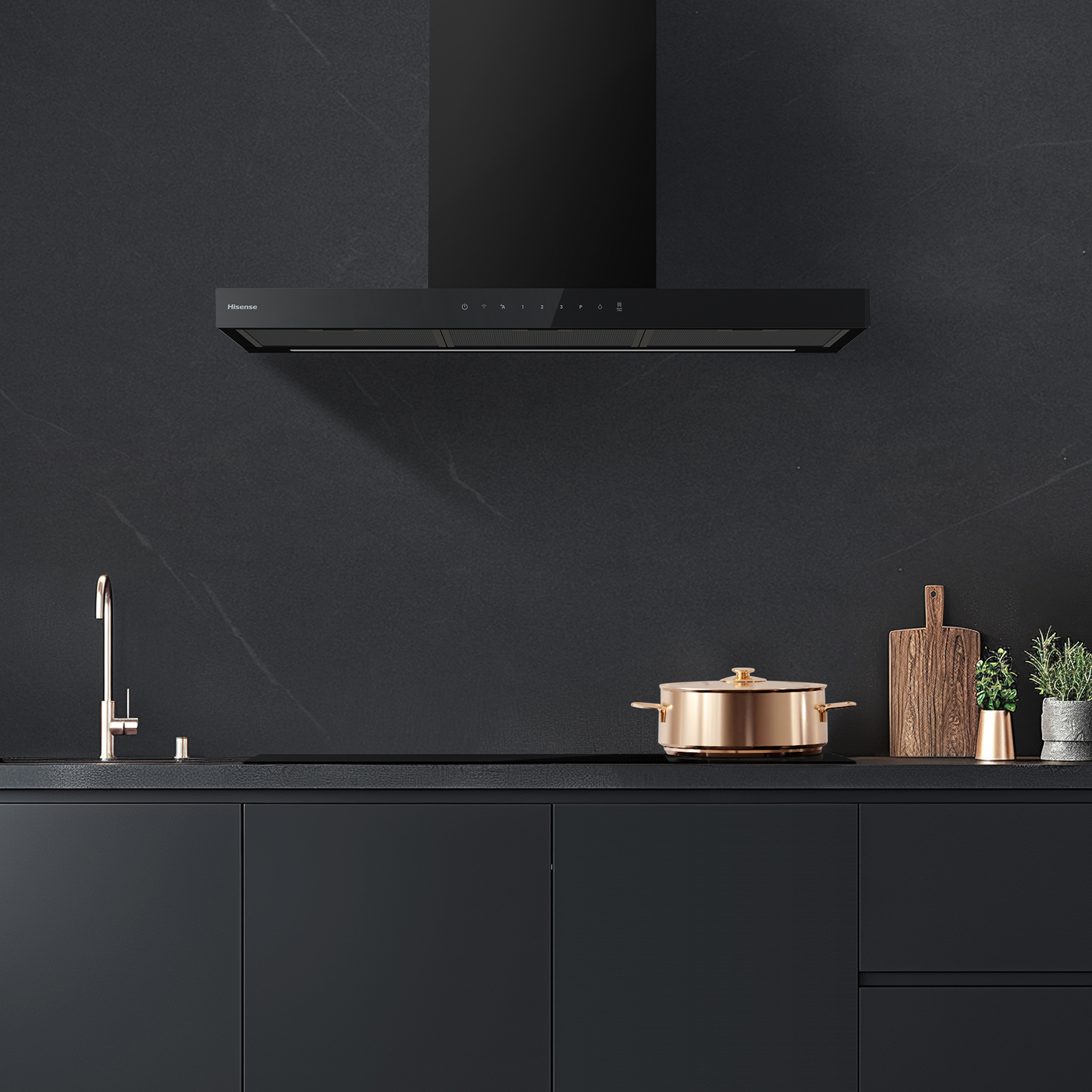Una cocina negra moderna con campana extractora, olla de cobre, tabla de cortar de madera y plantas.