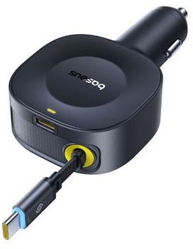 Fekete autós töltő USB-porttal és visszahúzható kábellel fehér háttér előtt.