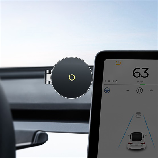 Egy fekete kör alakú telefontartó egy autó digitális kijelzője mellett, amely 63 MPH-t mutat.