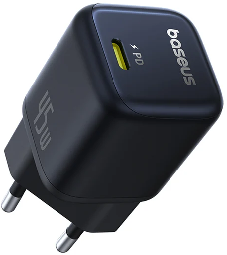 Fekete Baseus 45W-os fali töltő egy USB-C PD porttal és európai dugóval fehér háttér előtt.