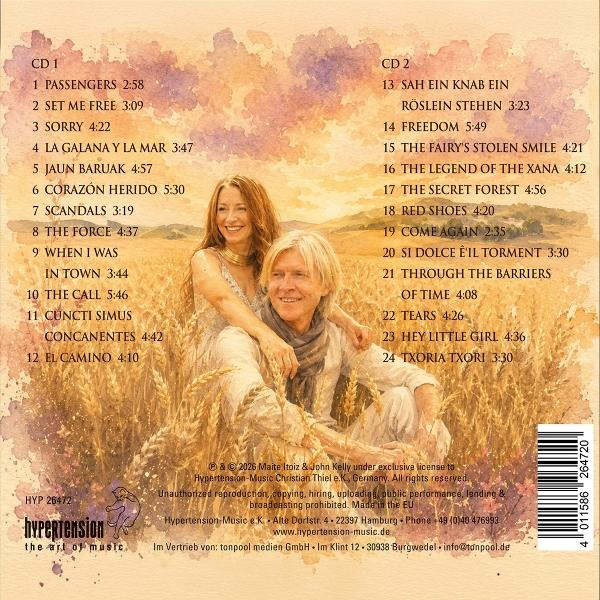 CD-Rückseite mit Tracklisten für zwei CDs und einem Bild lächelnder Künstler in einem Weizenfeld.