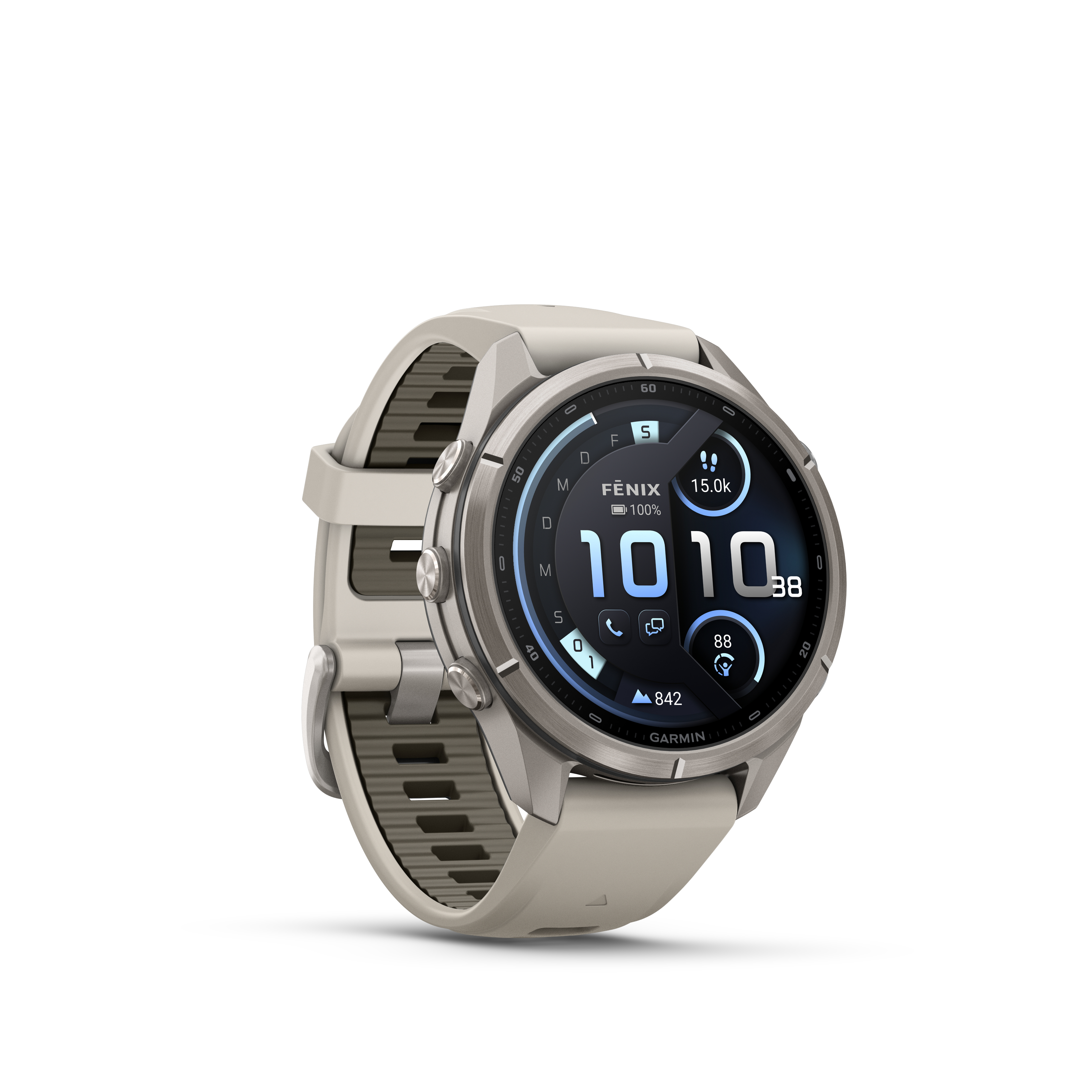 Eine cremefarbene Garmin Fenix Smartwatch mit rundem Display zeigt die Uhrzeit und Aktivitätsdaten auf weißem Hintergrund.