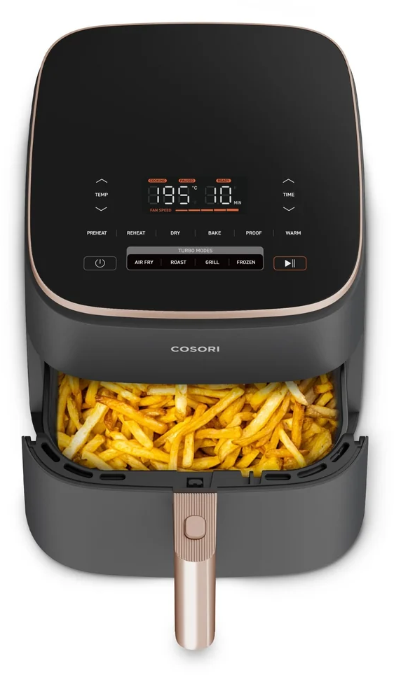 Friteuse à air Cosori noire avec poignée dorée et écran numérique, panier ouvert rempli de frites.