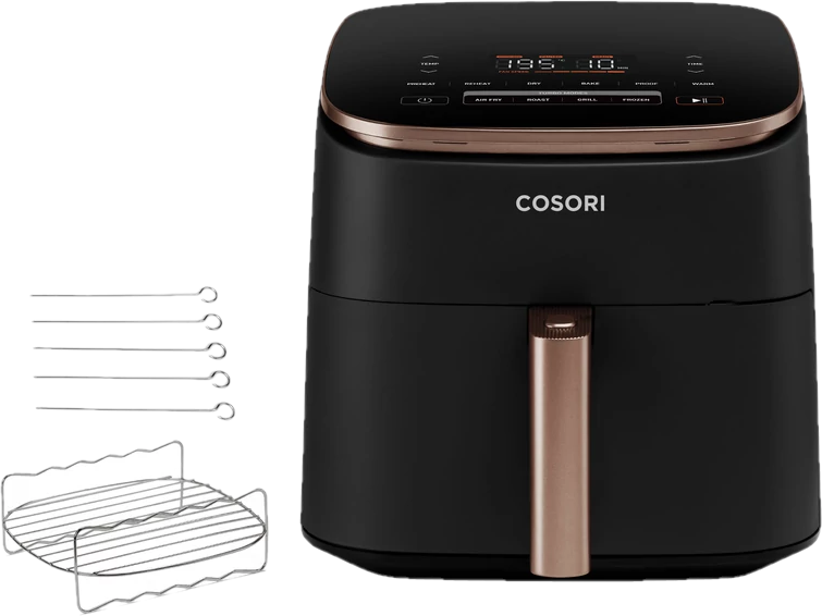 Friteuse à air Cosori noire avec détails dorés, grille et cinq broches sur fond blanc.