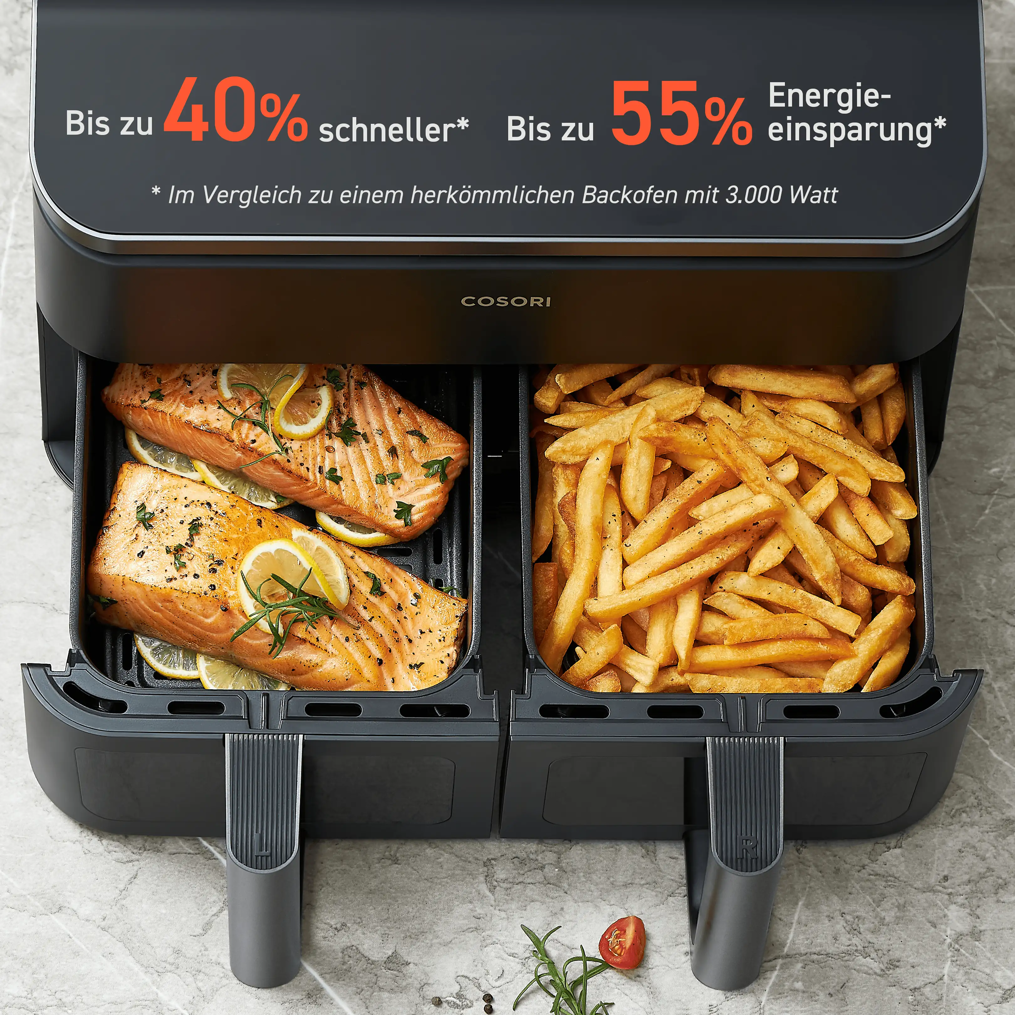 Friteuse à air à double bac Cosori avec des filets de saumon à gauche et des frites à droite.