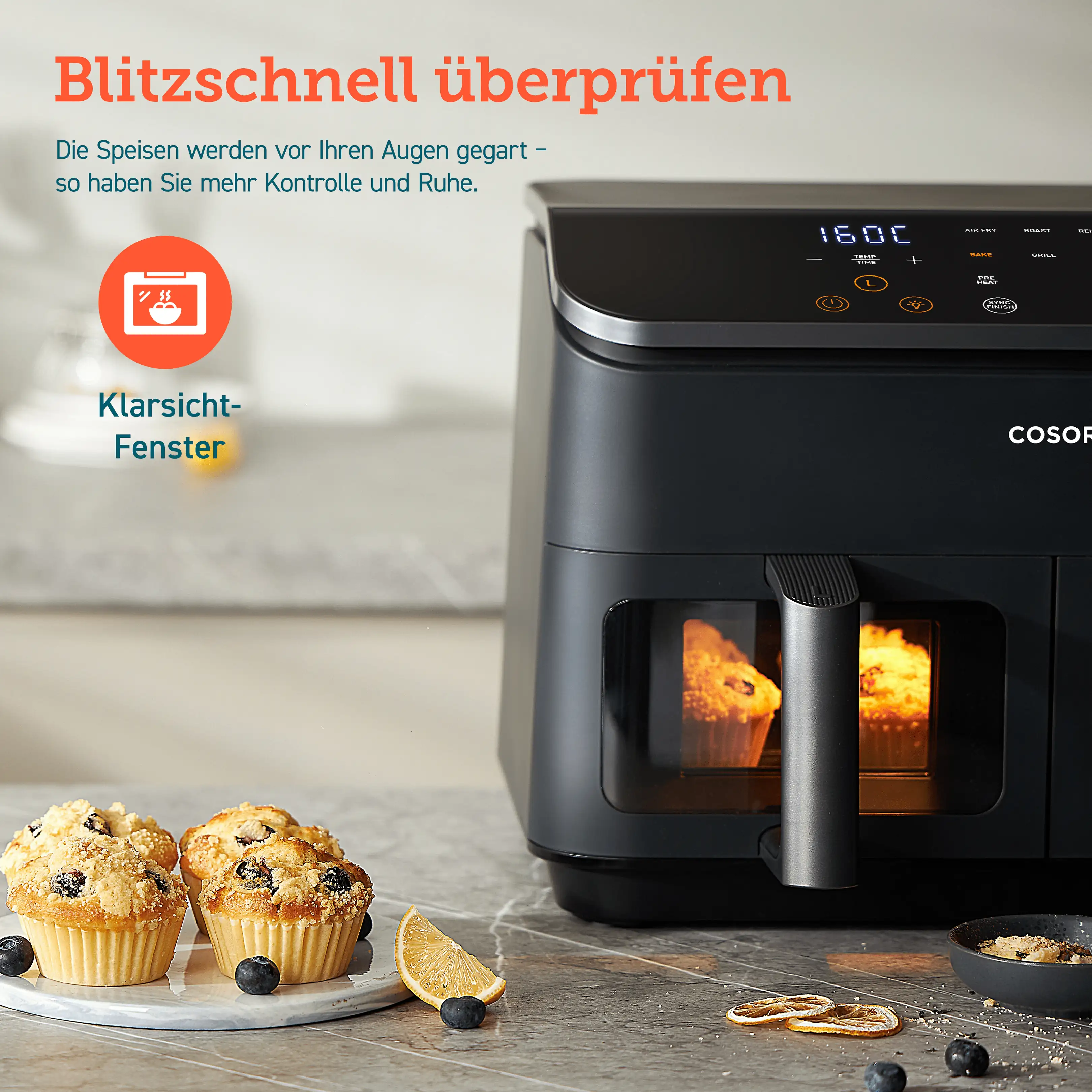 Friteuse à air Cosori noire avec hublot et muffins au premier plan.