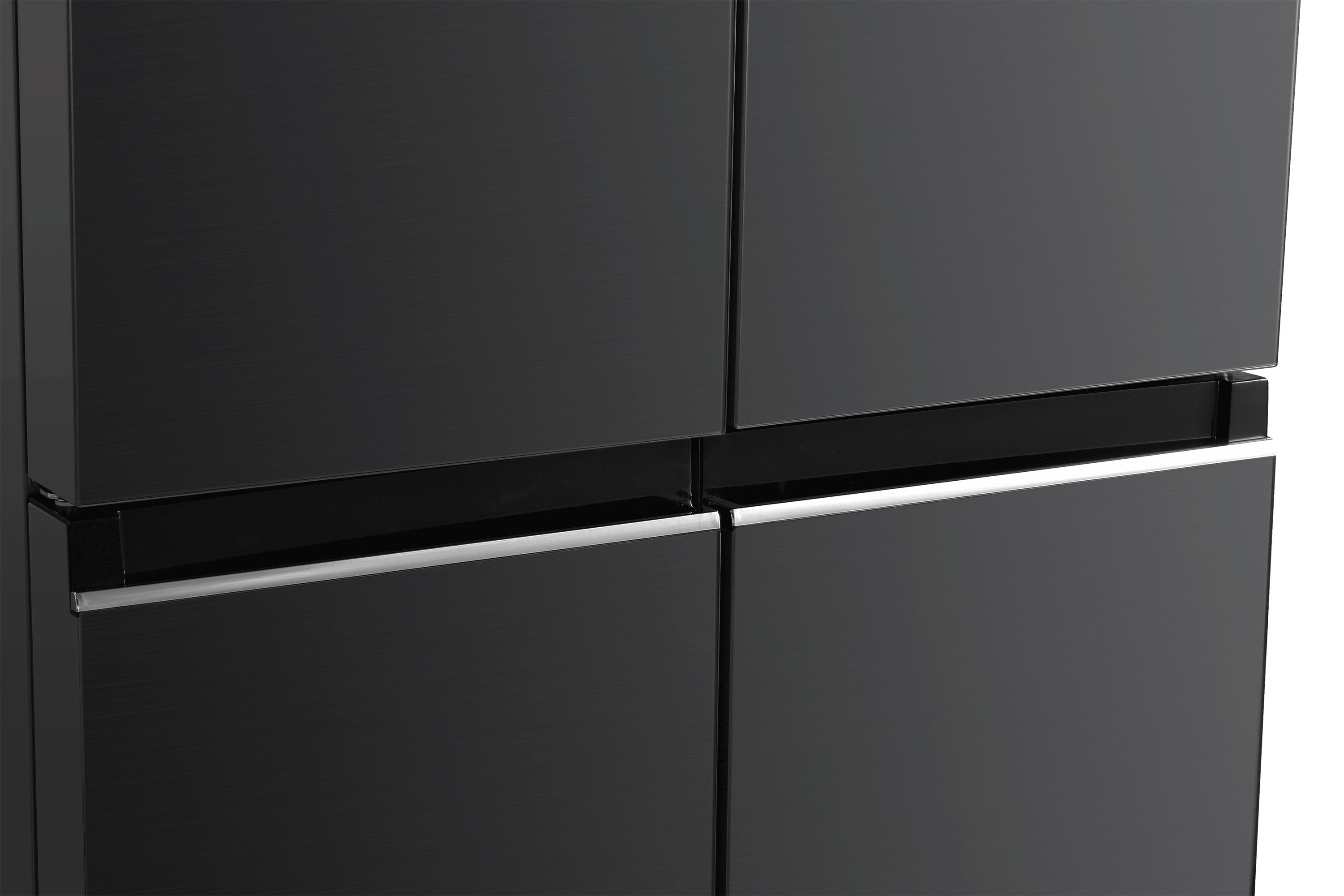 Négy fekete hűtőszekrényajtó közeli képe elegáns, fém fogantyúkkal, sötét háttér előtt.