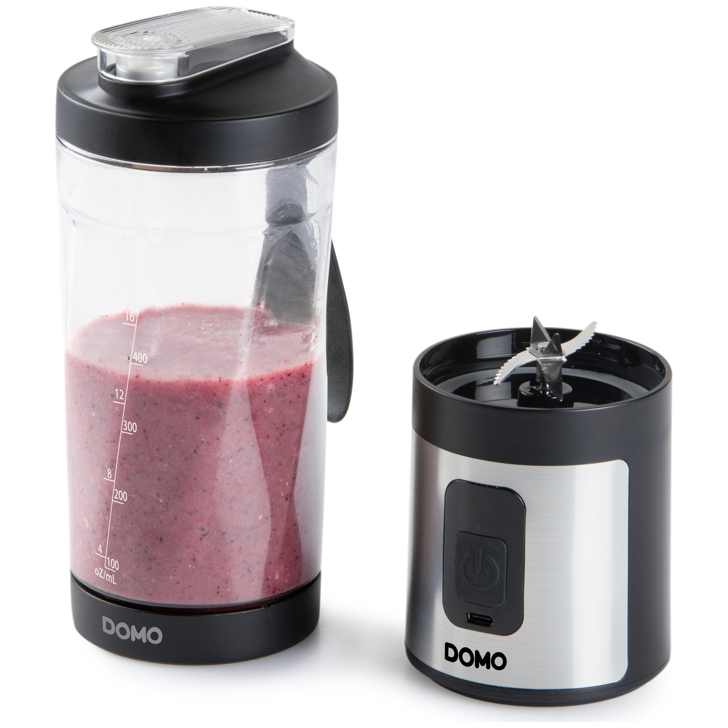 Un blender DOMO avec un gobelet rempli de smoothie rouge et le bloc moteur à côté sur fond blanc.