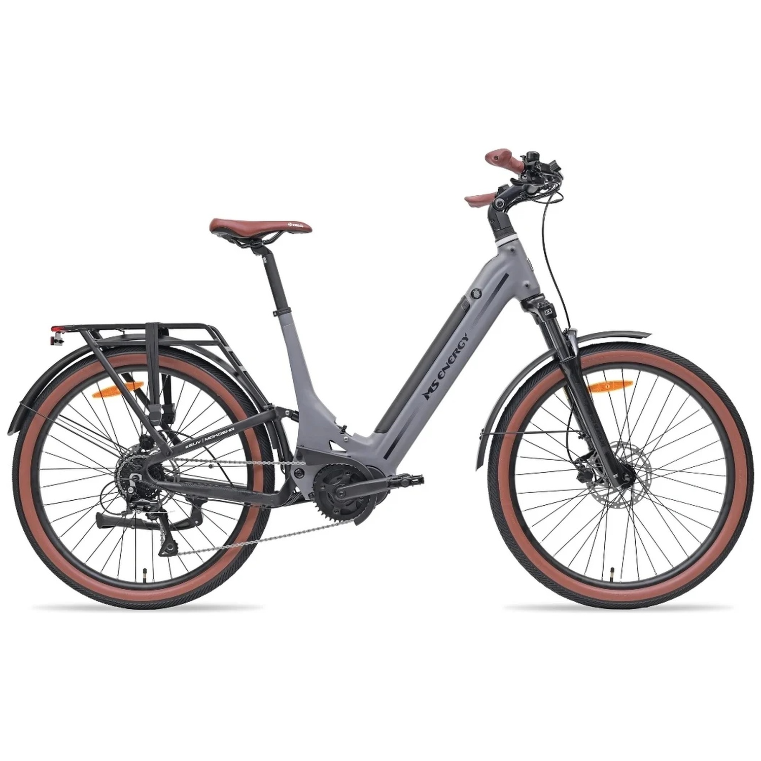 Vélo électrique gris à enjambement bas avec pneus et selle marron, porte-bagages et garde-boue sur fond blanc.
