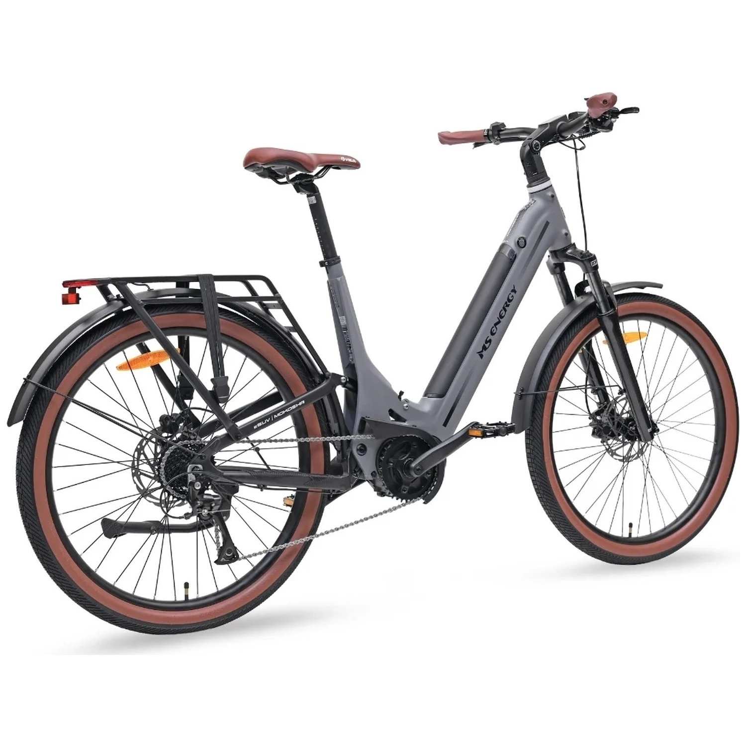 Vélo électrique gris à enjambement bas avec pneus marron, selle marron et porte-bagages sur fond blanc.