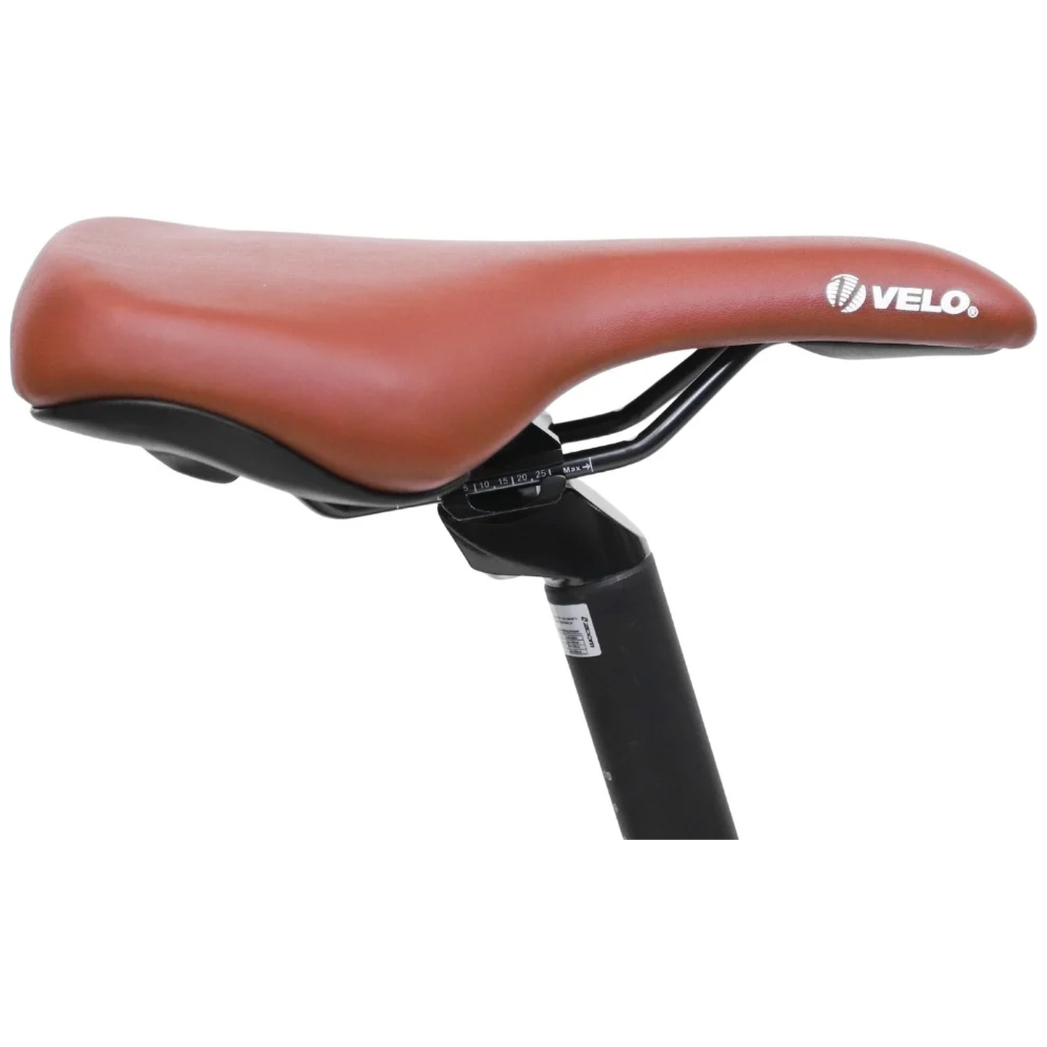Une selle de vélo marron Velo avec rails noirs et tige de selle sur fond blanc.