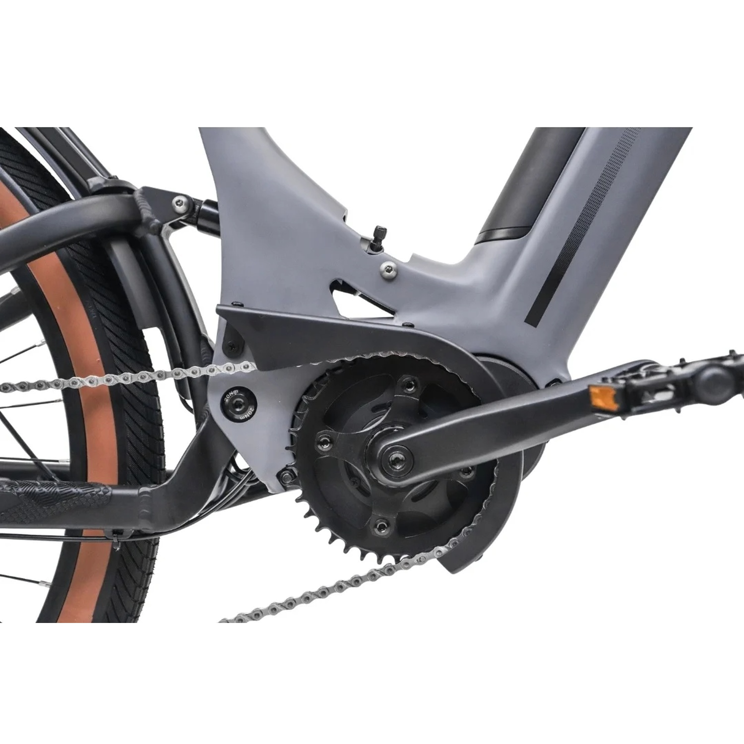 Gros plan sur le cadre, le pédalier, la chaîne et le moteur électrique d'un vélo électrique gris.