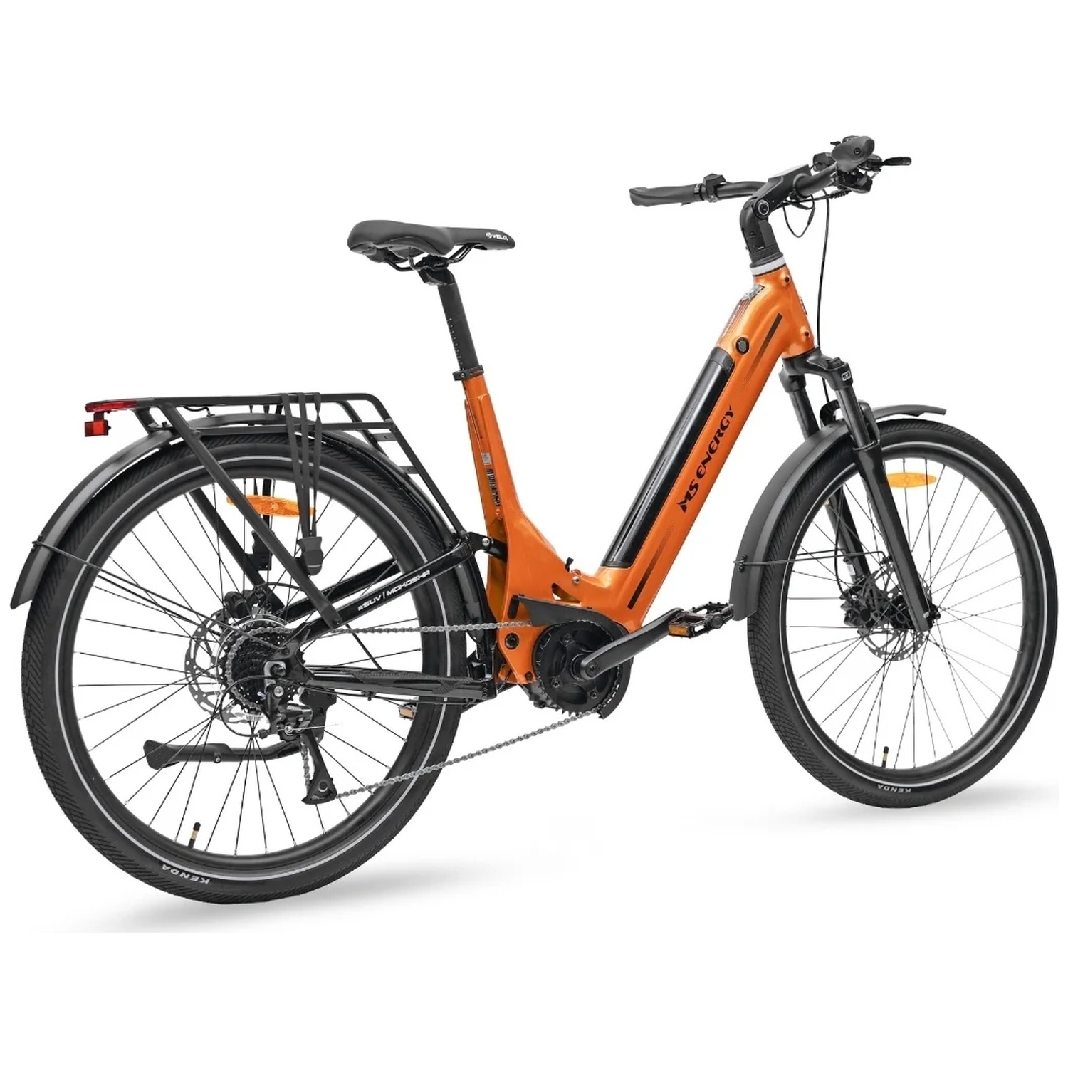 Un vélo électrique orange avec porte-bagages arrière, garde-boue noirs et béquille sur fond blanc.