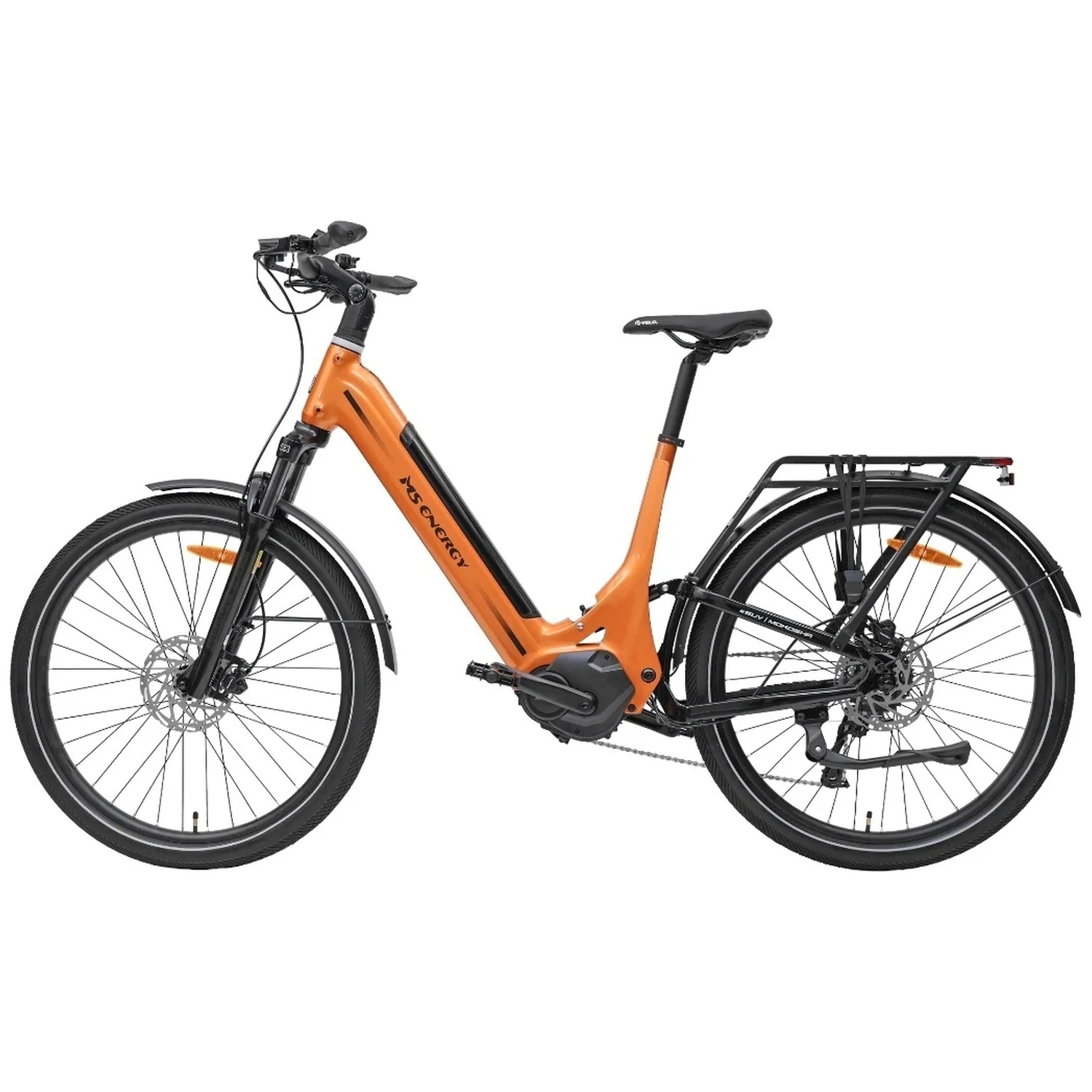 Un vélo électrique orange avec porte-bagages noir, garde-boue et freins à disque sur fond blanc.