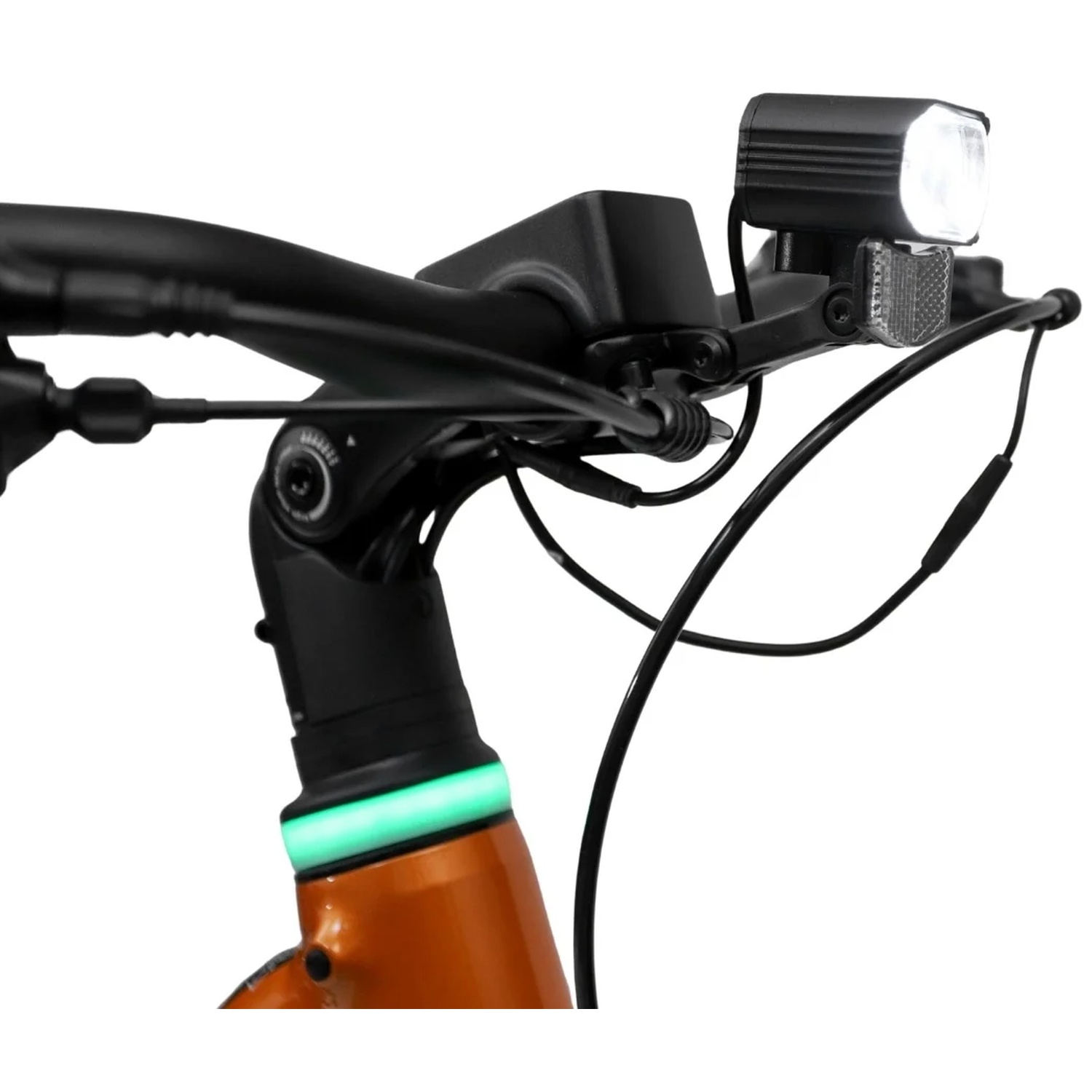 Guidon de velo electrique avec feux avant lumineux, cables et eclairage vert brillant sur le cadre orange.