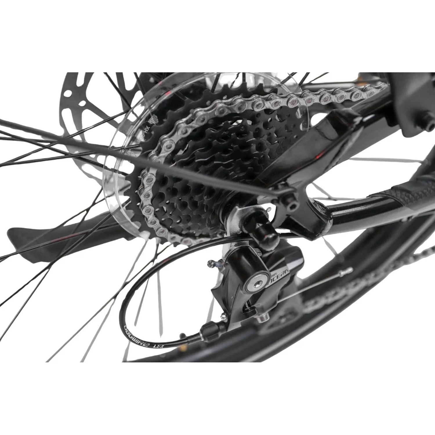 Gros plan sur la transmission d'un vélo montrant la chaîne, la cassette et le dérailleur arrière.