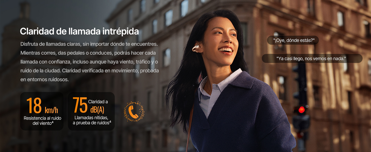 Una mujer sonriente con auriculares se encuentra frente a un fondo urbano con texto.
