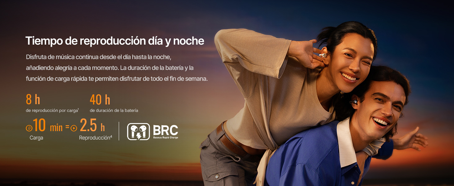 Pareja sonriente con auriculares inalámbrícos y texto de batería al atardecer.