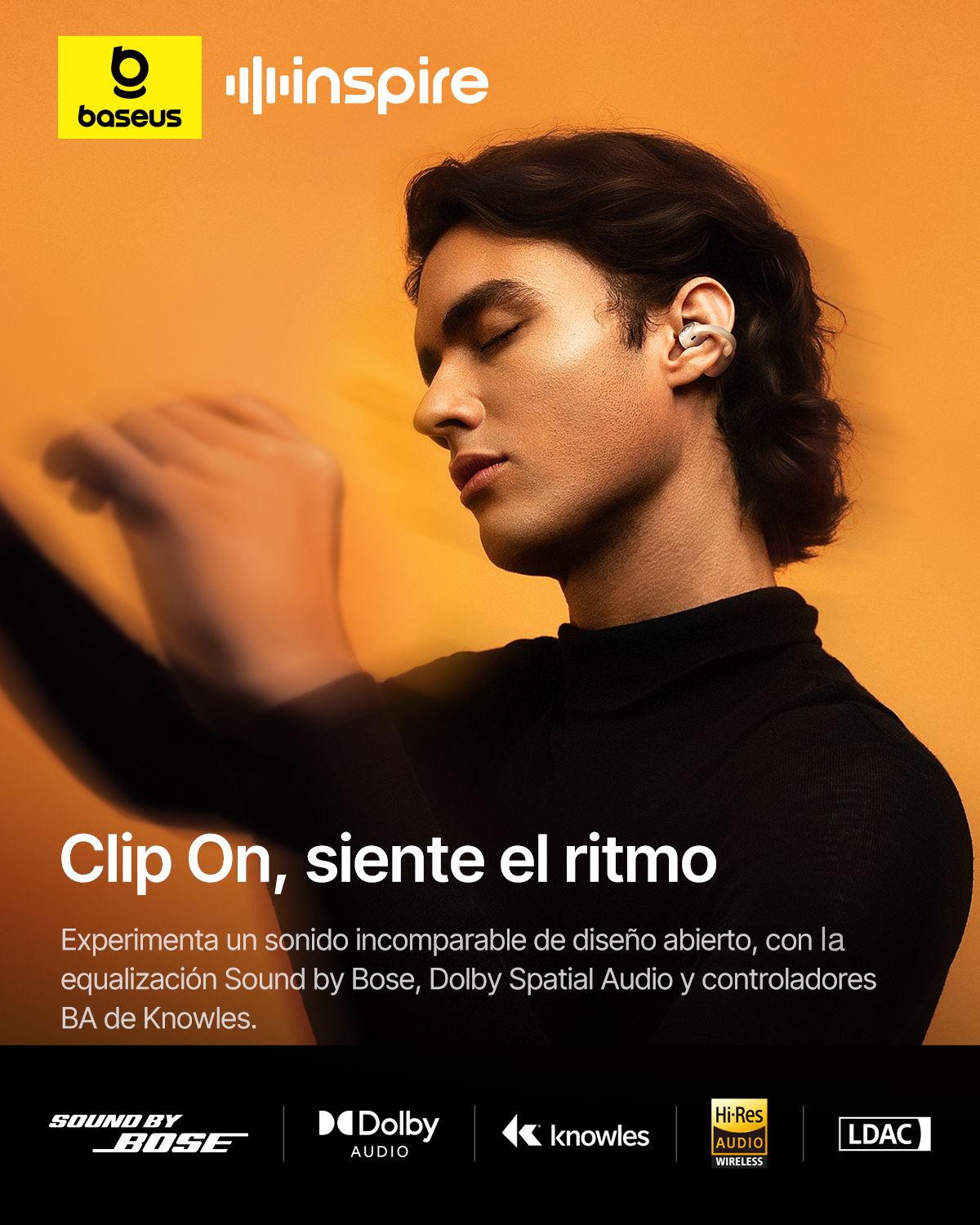 Un hombre con auriculares de clip disfruta de la música sobre un fondo naranja.
