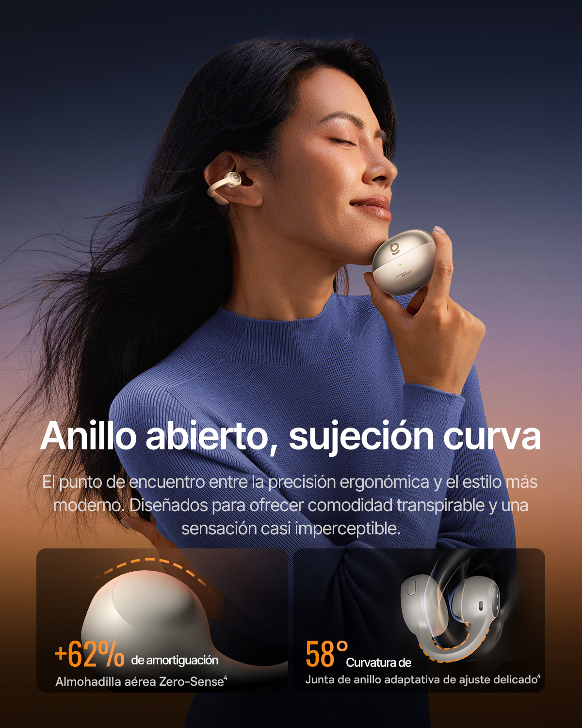 Una mujer de azul sonríe mientras sostiene auriculares inalámbricos y un estuche contra su mejilla.