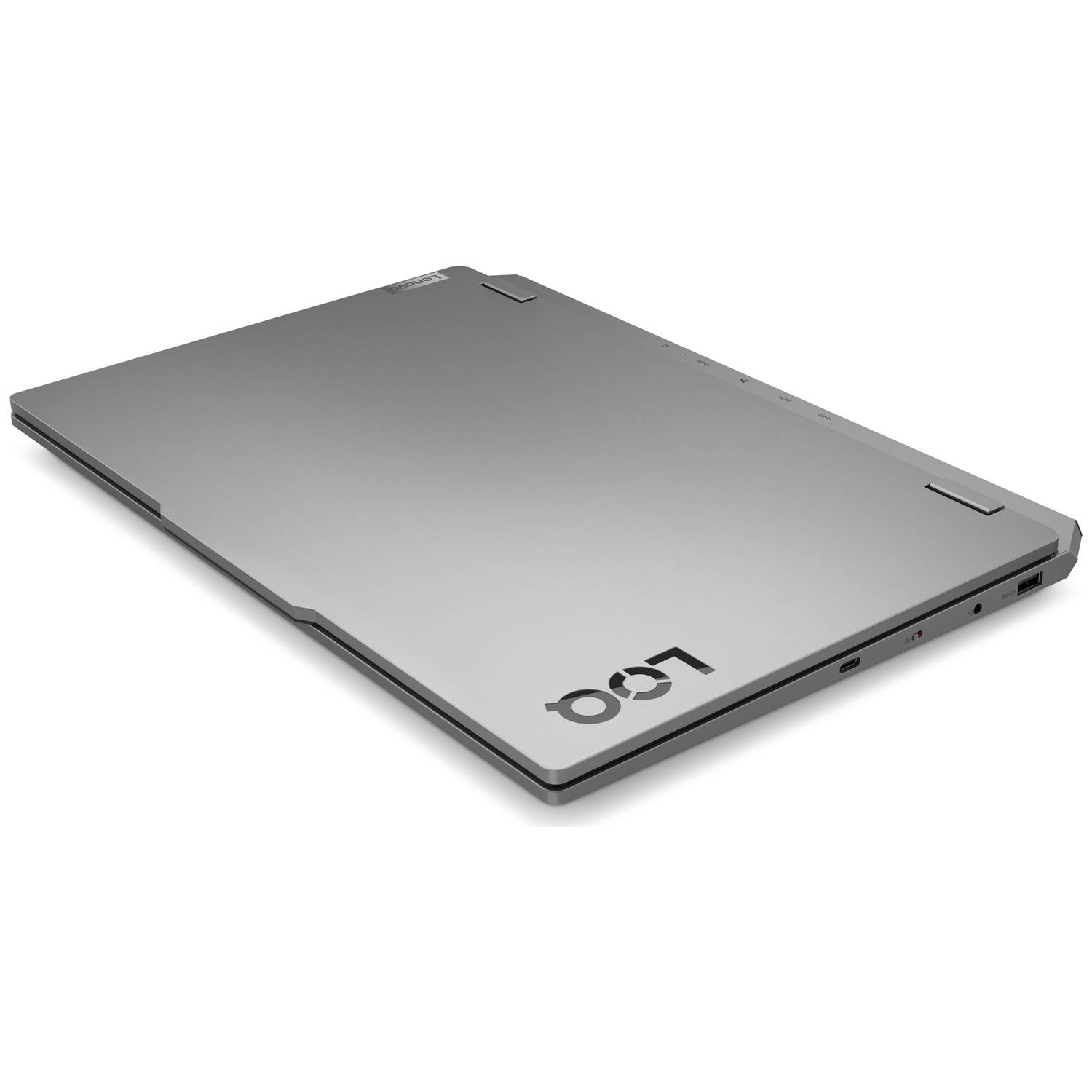 Un ordinateur portable Lenovo LOQ gris fermé avec le logo LOQ sur la surface supérieure, sur un fond blanc.