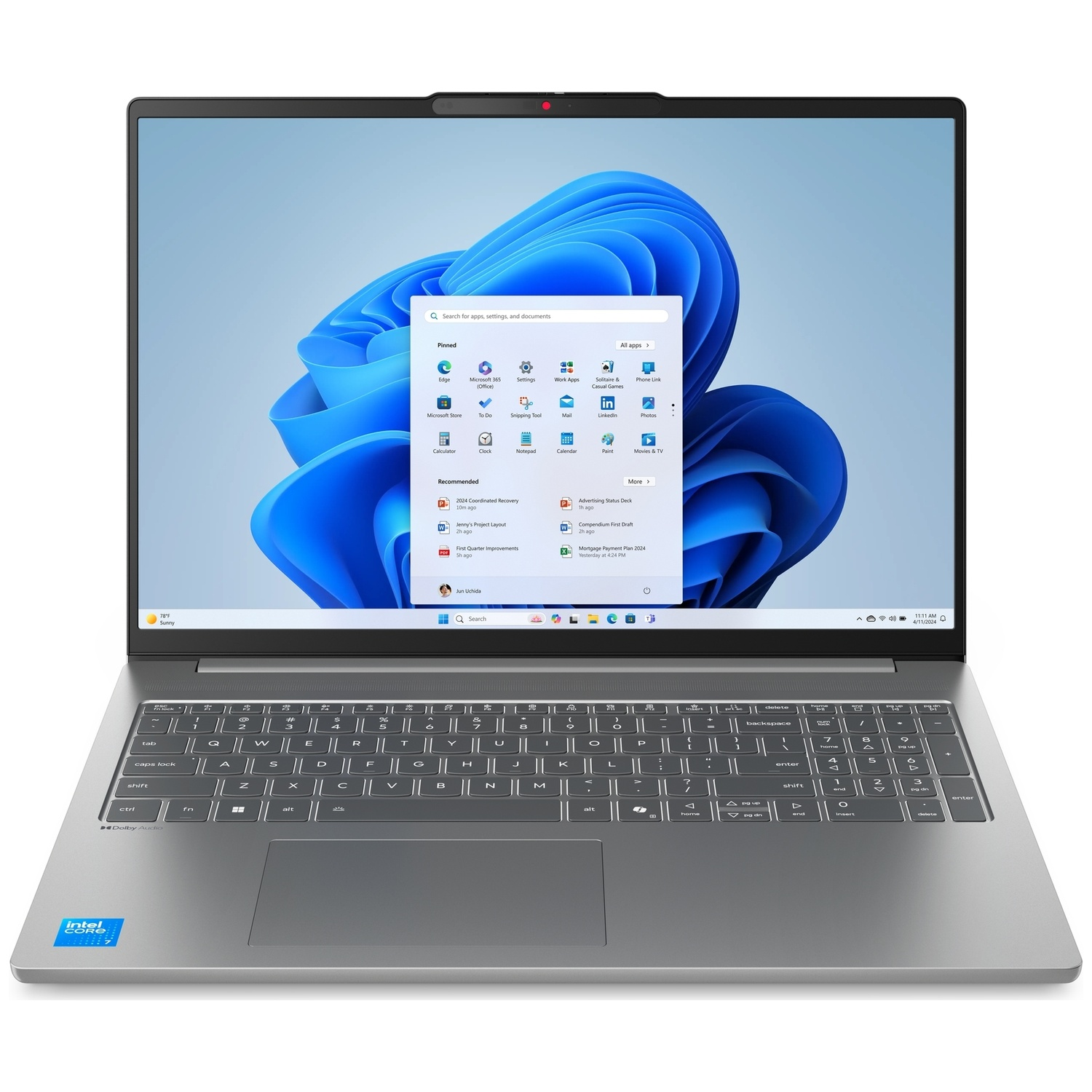 Vue de face d'un ordinateur portable argenté ouvert affichant le menu Démarrer de Windows 11.