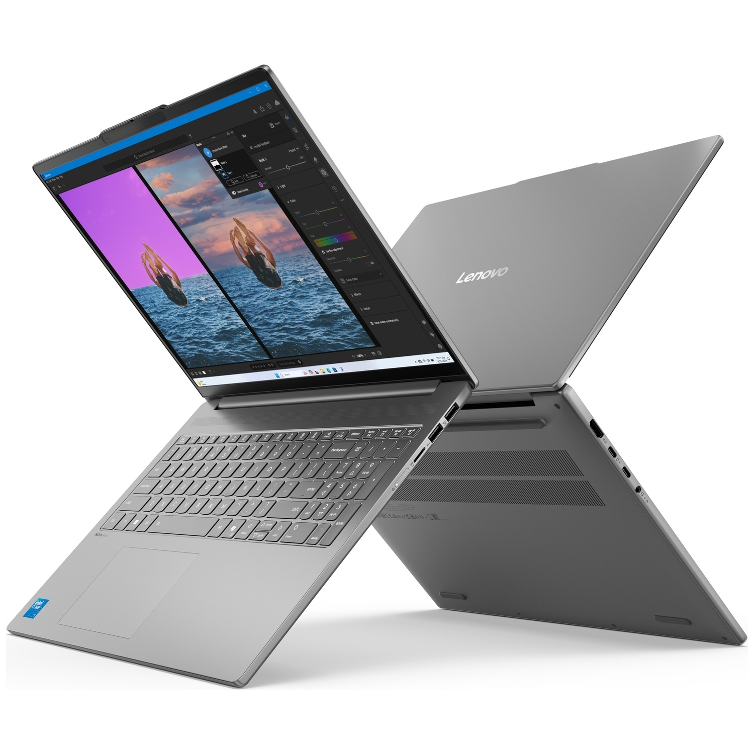 Deux ordinateurs portables Lenovo argentés montrant les faces avant et arrière.