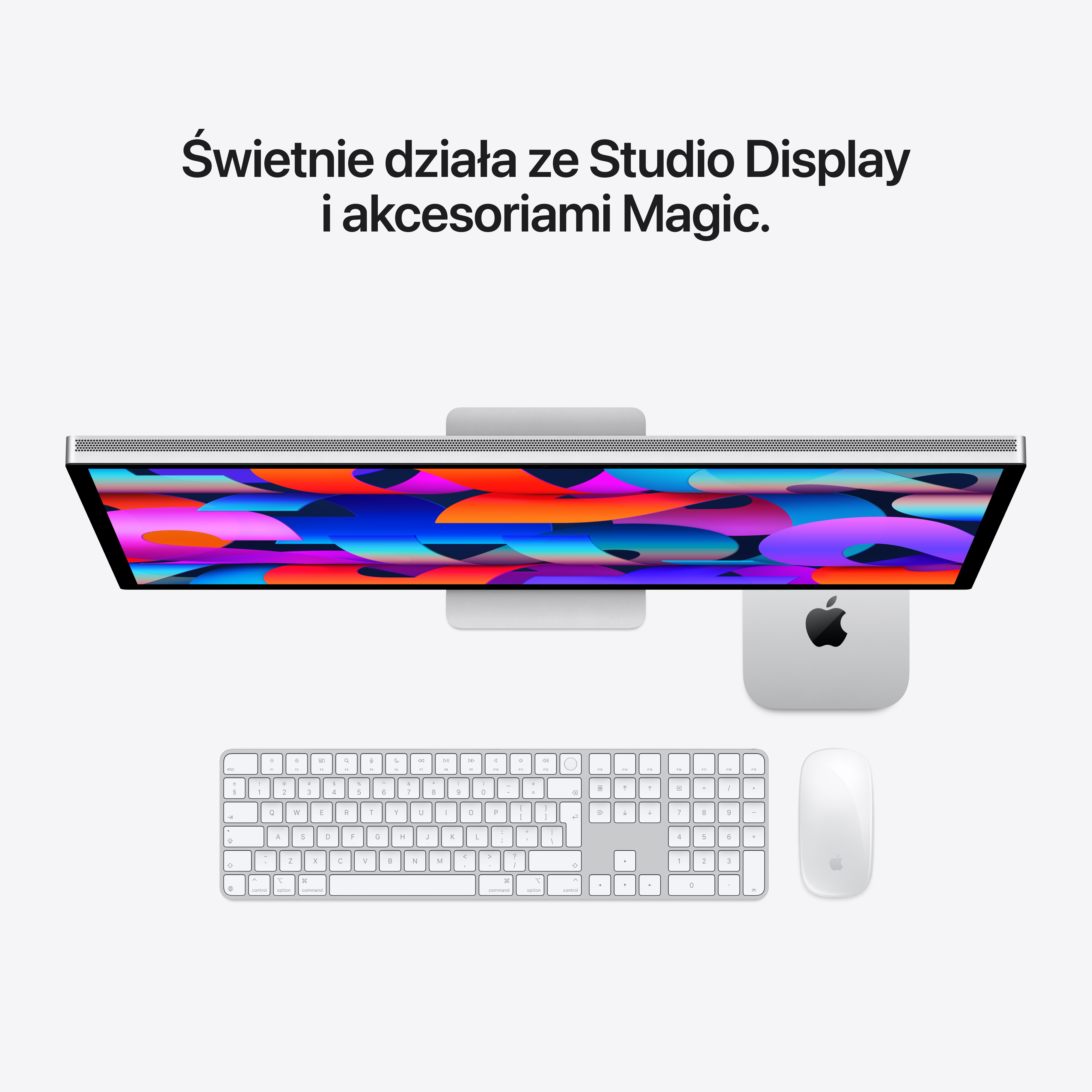 Widok z góry na monitor Apple Studio Display, komputer Mac mini, klawiaturę Magic Keyboard i mysz Magic Mouse na jasnym tle.