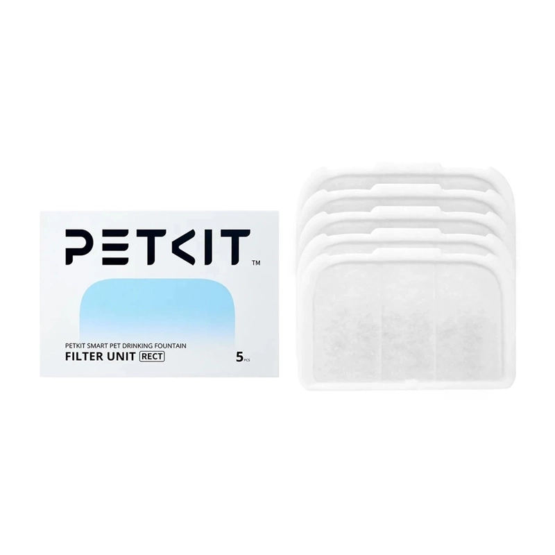 Öt fehér Petkit szűrőegység kisállat itatókhoz a csomagolásuk mellett.