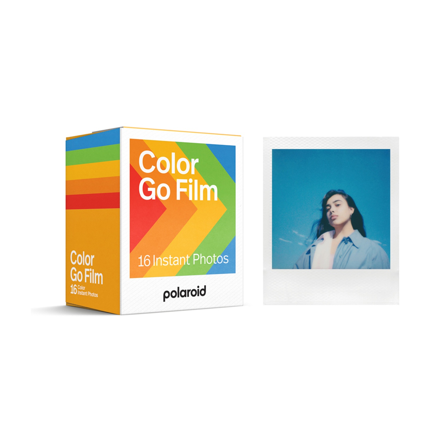Una scatola di Polaroid Color Go Film con 16 foto istantanee accanto alla foto di una donna sotto un cielo azzurro.