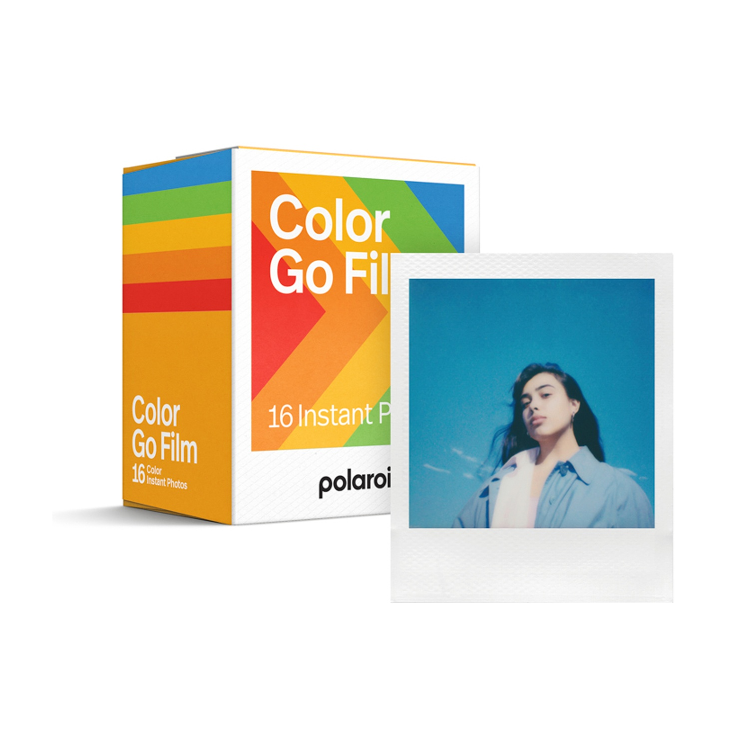 Una scatola di pellicola Polaroid Go e una foto istantanea con una donna su cielo azzurro.