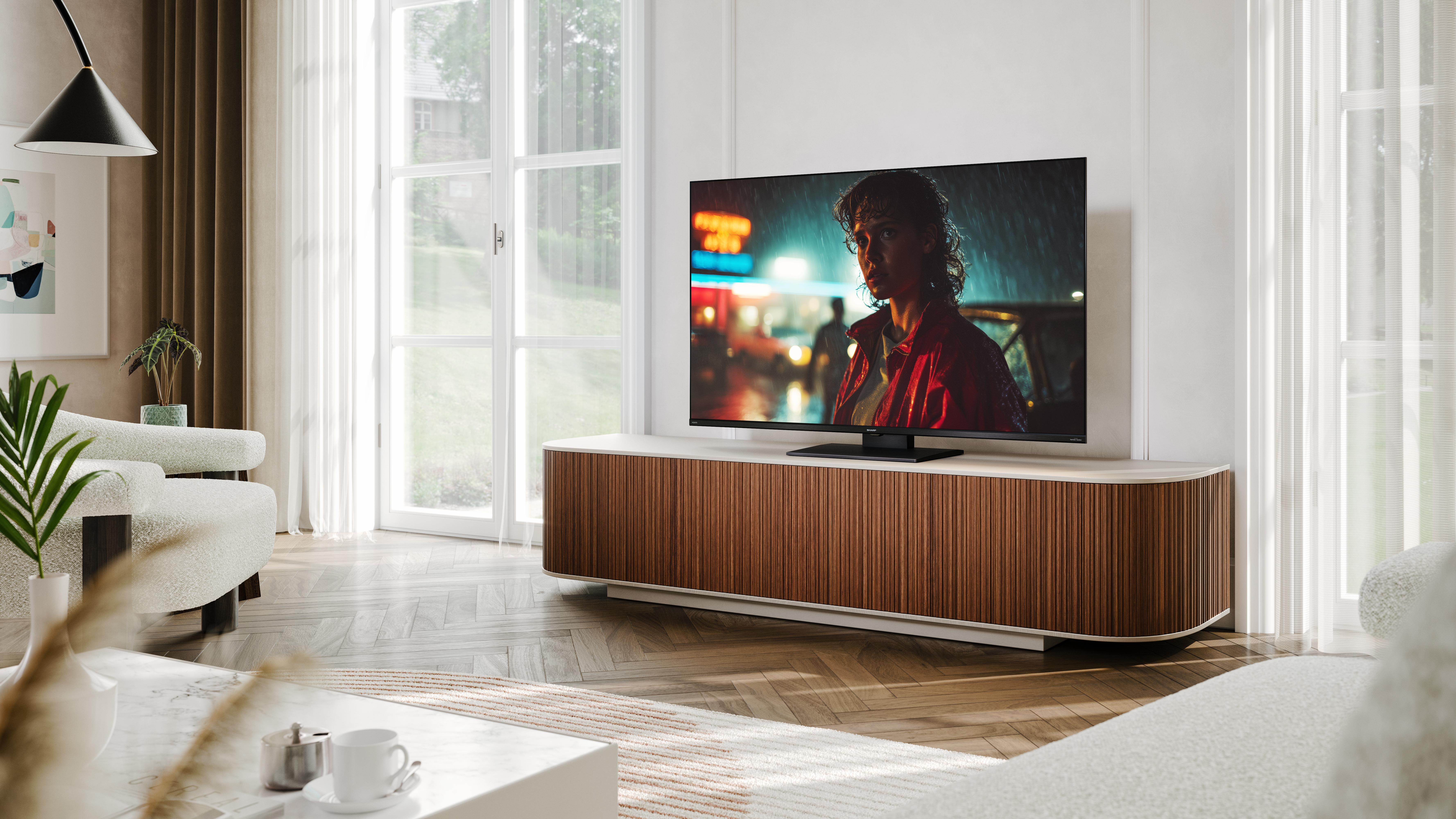 Salon z jasną drewnianą podłogą, dużym telewizorem na drewnianej szafce i białymi meblami.