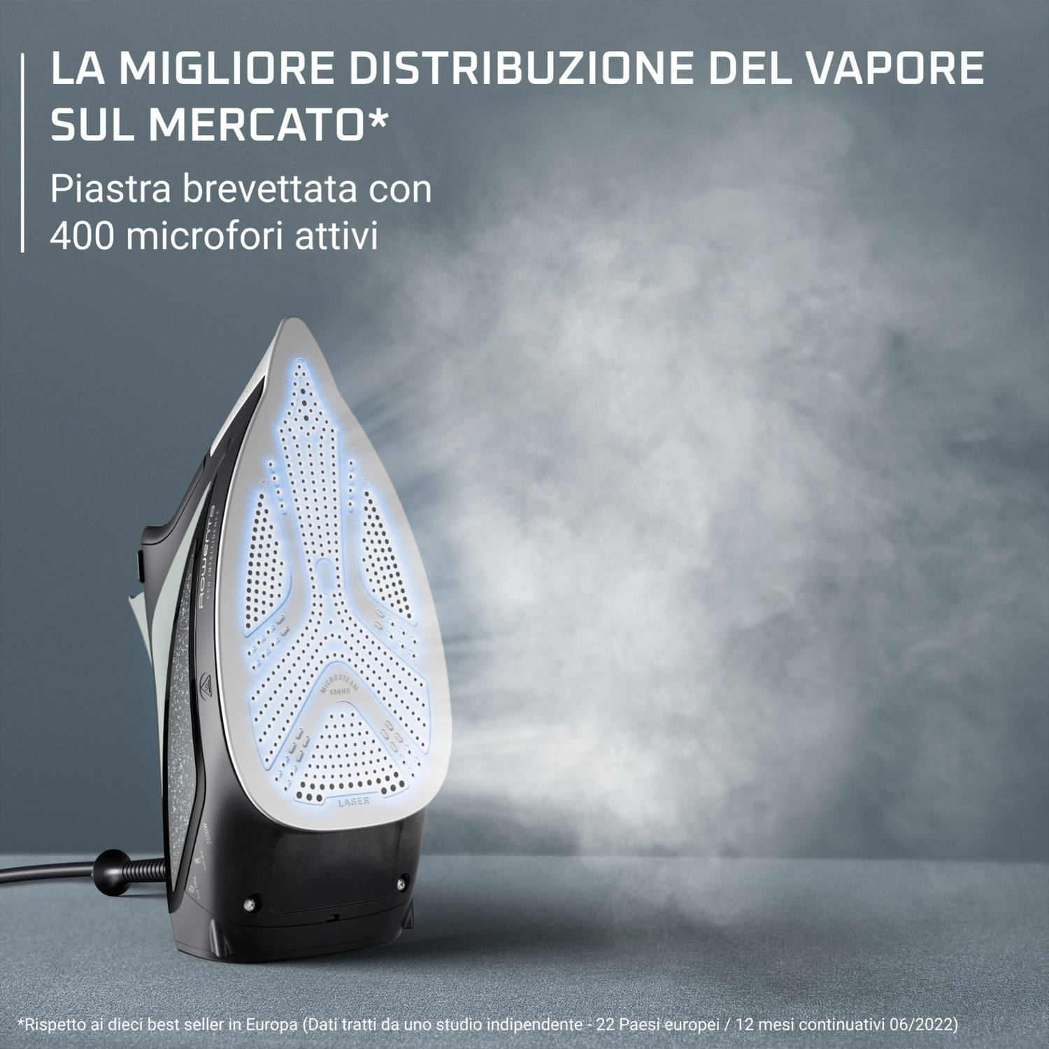 Un ferro da stiro a vapore nero è in piedi su uno sfondo grigio, emettendo una grande nuvola di vapore.